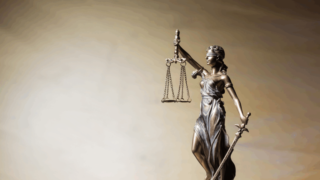 Bronze statue of Lady Justice holding scales - symbole des avocats français à dubai